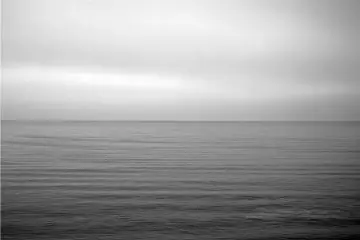 Hiroshi Sugimoto – Fotógrafo japonés conocido por sus imágenes surrealistas y minimalistas.