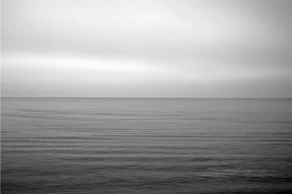 Hiroshi Sugimoto – Fotógrafo japonés conocido por sus imágenes surrealistas y minimalistas.