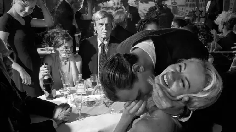 Larry Fink: El Fotógrafo que Captura la Realidad Social con una Mirada Única