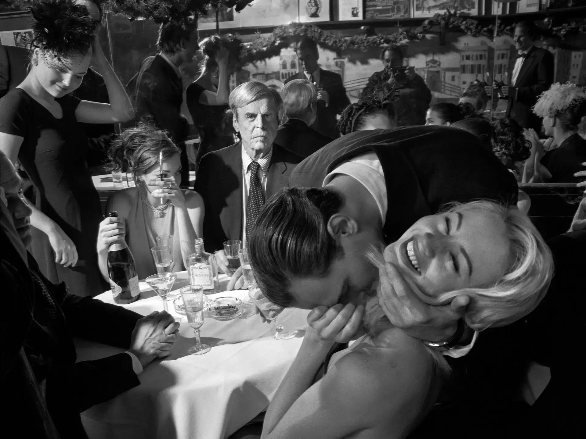 Larry Fink: El Fotógrafo que Captura la Realidad Social con una Mirada Única