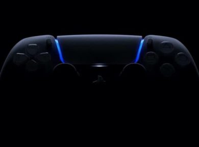 Logotipo de PS Plus con mando de PlayStation sobre fondo oscuro