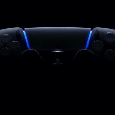 Logotipo de PS Plus con mando de PlayStation sobre fondo oscuro