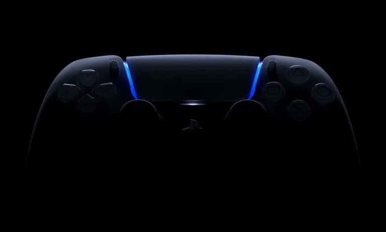 Logotipo de PS Plus con mando de PlayStation sobre fondo oscuro
